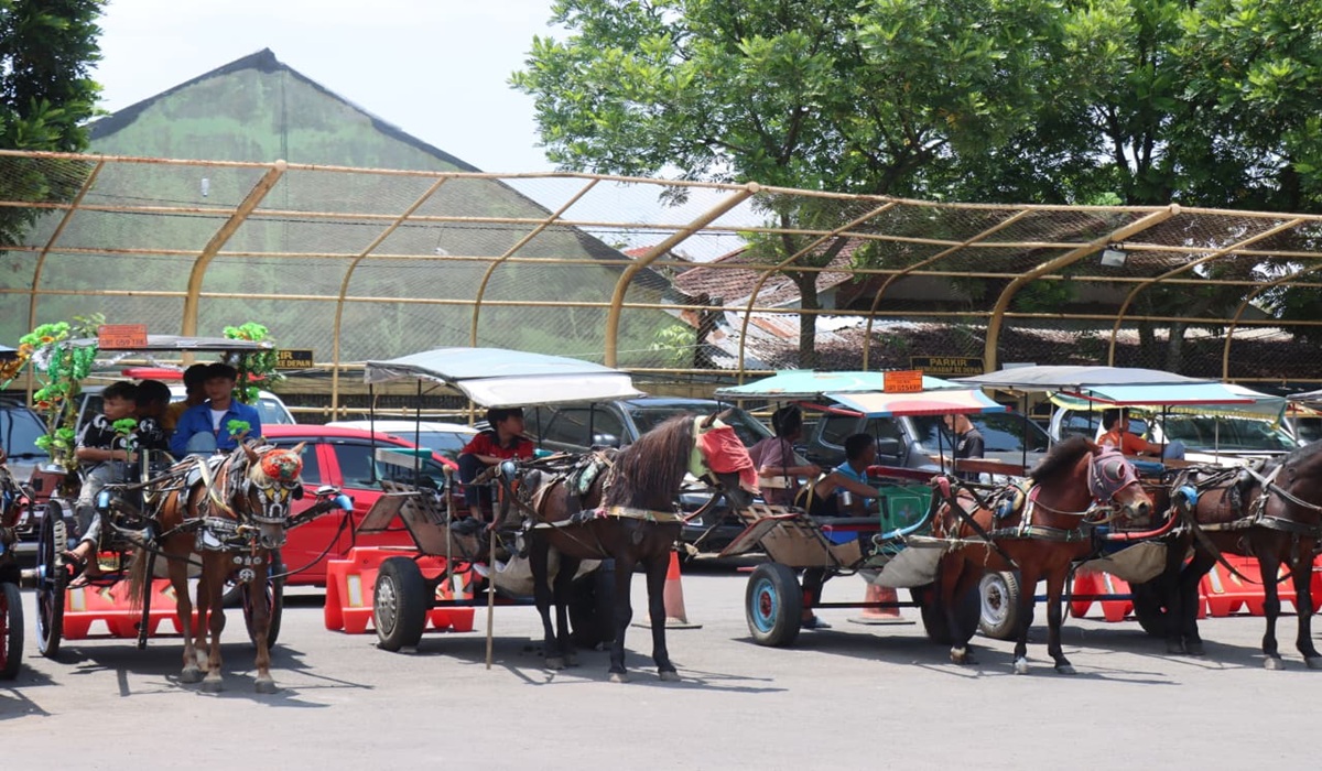 West Java Governor Provides Rp1.4 Million Compensation to Cart and Pedicab Drivers Banned from Operating on Mudik Routes