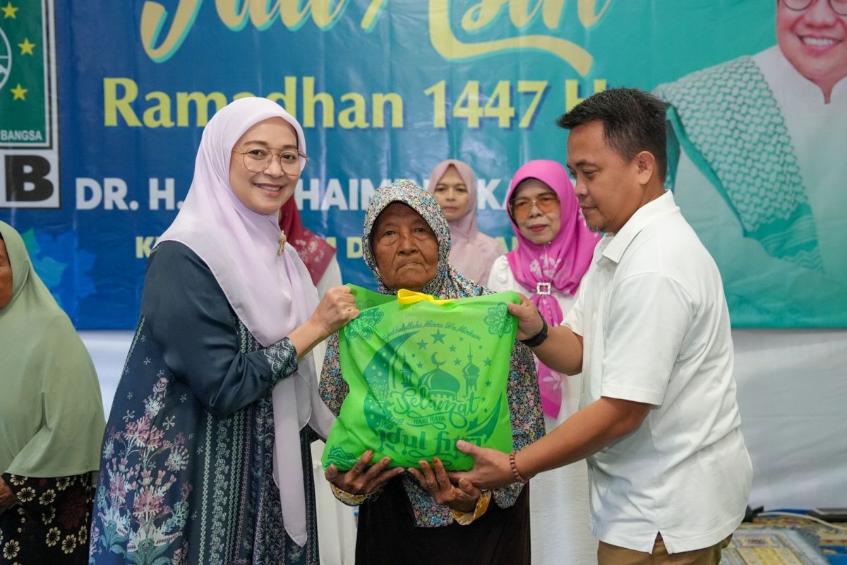 Rustini Muhaimin Distributes Aid to Strengthen Social Solidarity During Ramadan