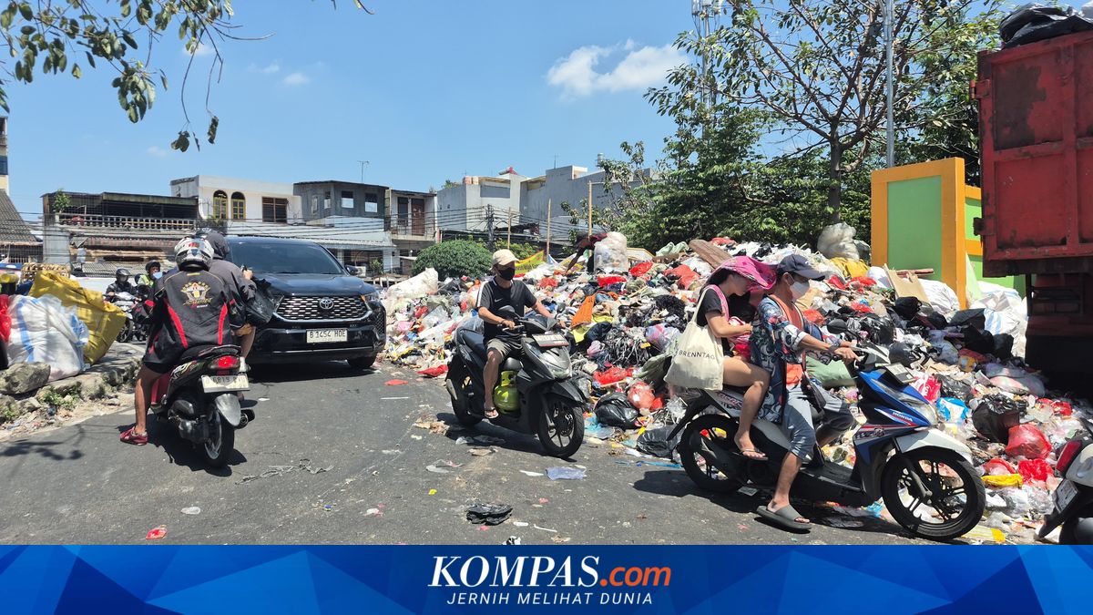 Rubbish Piles Up Outside Hanura 3R Waste Processing Facility, Residents Worried About Disease
