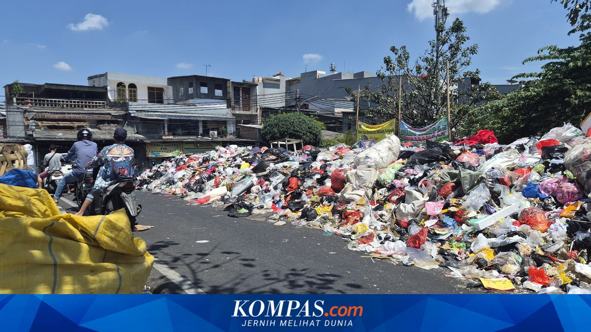 Waste Piles at Taman Sari Spark Complaints from Residents Over Stench and Maggots