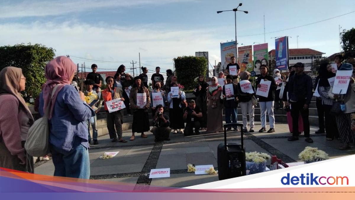 Demonstration at UGM Roundabout Demands Full Investigation into Acid Attack on KontraS Activist