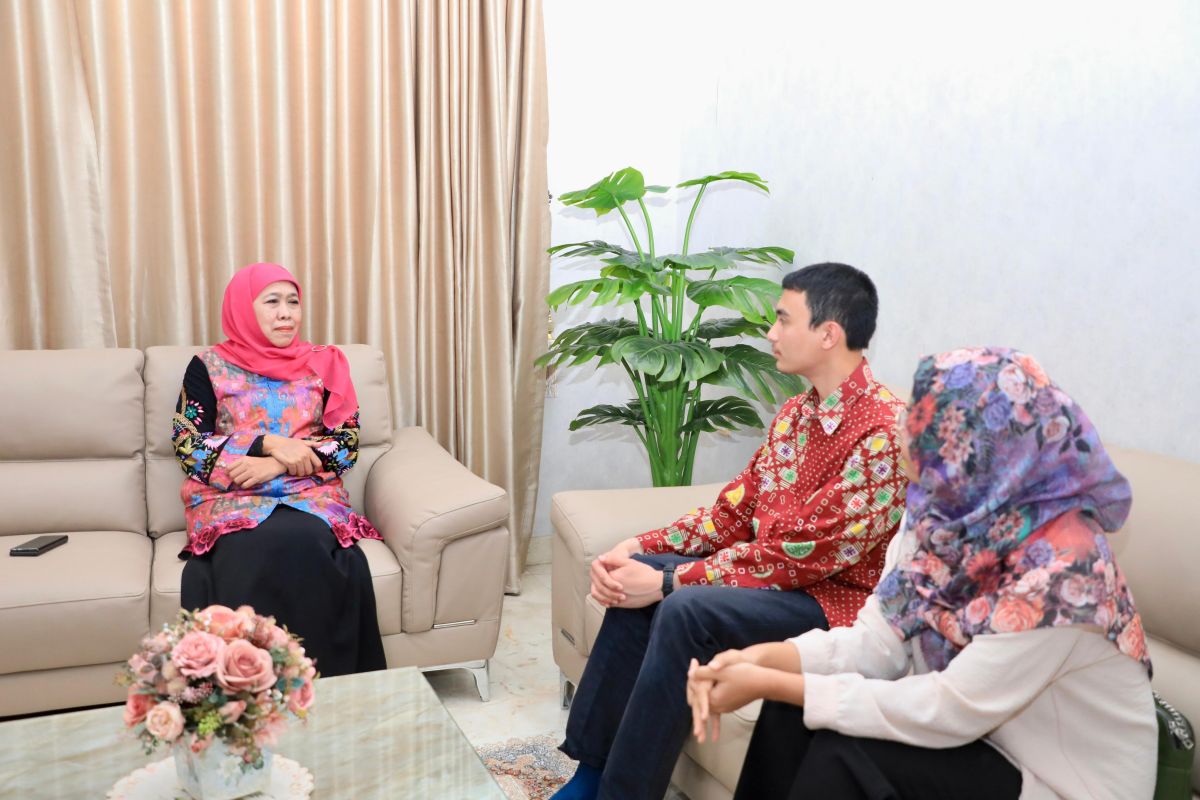 Governor Khofifah welcomes two East Java students evacuated from Iran