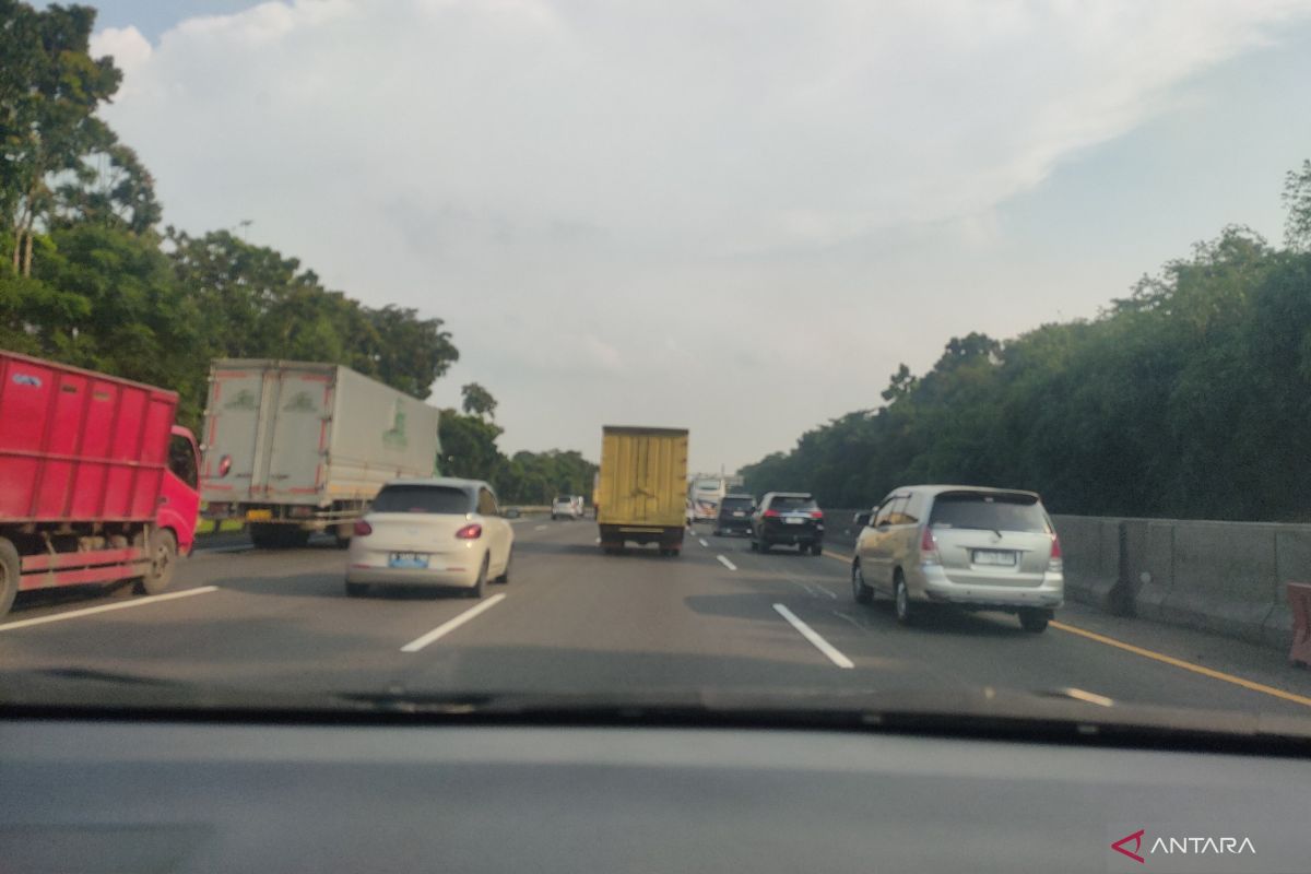 Traffic on Cikampek Toll Road Monitored as Free-Flowing Despite Heavy Volume