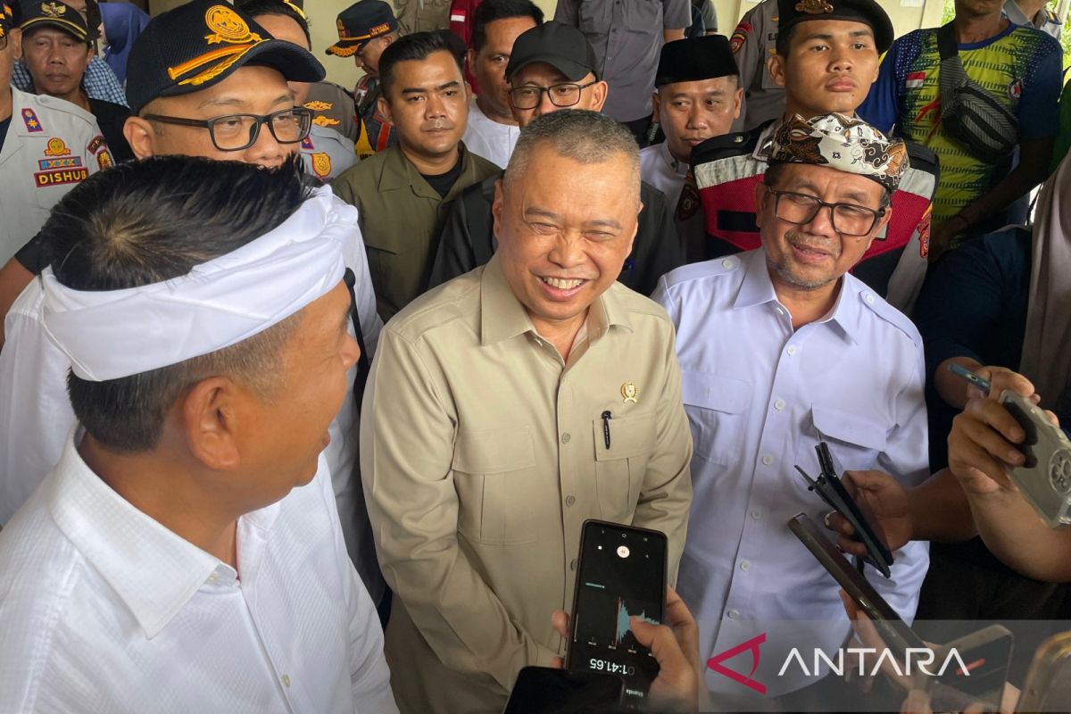 Transport Minister urges temporary halt to coin-sweeping tradition on north coast during Lebaran exodus