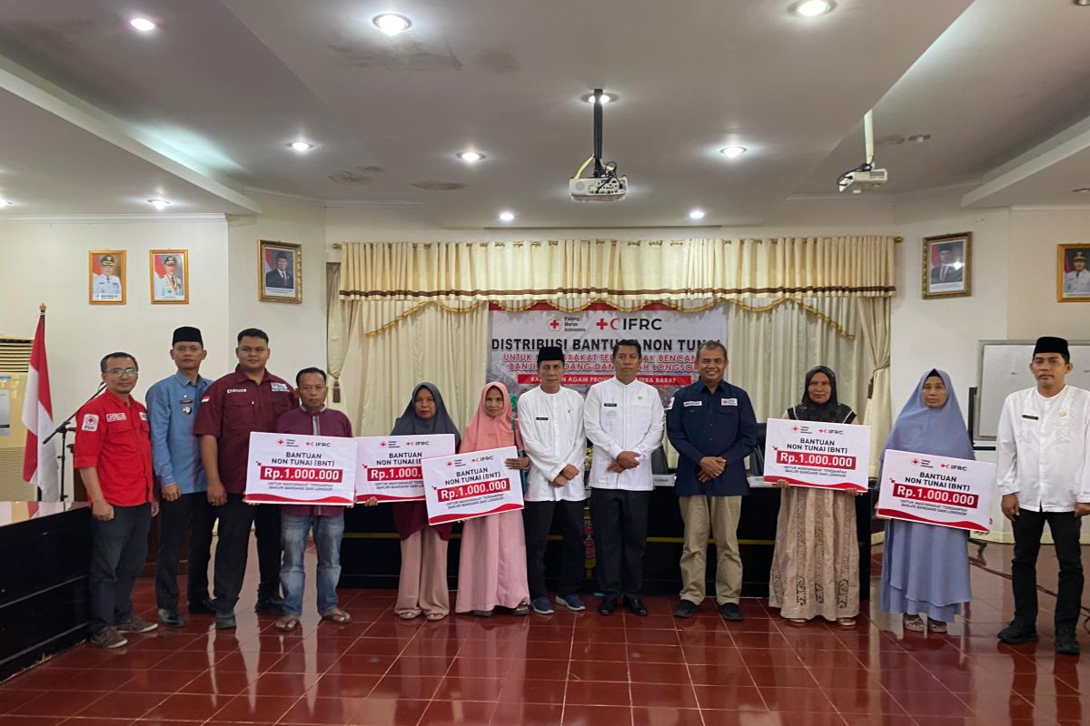 PMI Agam distributes Rp544 million in non-cash assistance to disaster victims