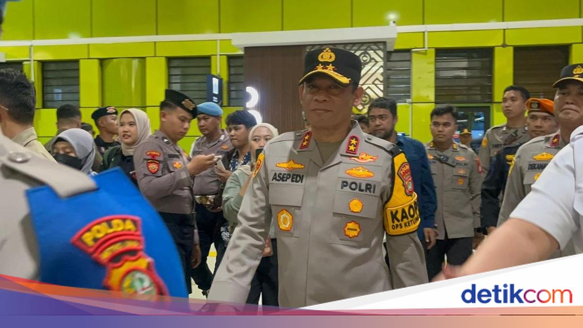 Jakarta Police Chief Inspects Senen and Gambir Stations, Distributes Chocolate to Mudik Travellers