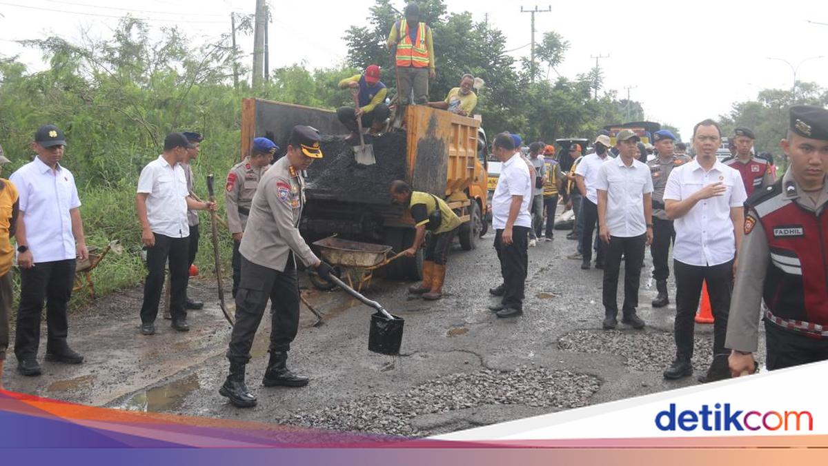 South Sumatra Police Improve Roads in 3 Areas for Smooth 2026 Mudik Travel