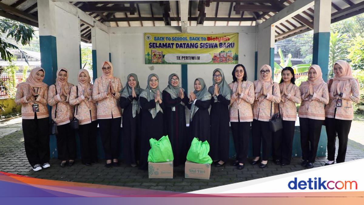 Dharma Wanita Persatuan of the Interior Ministry Distributes 120 Food Aid Packages to Flood Victims in Tangerang