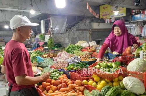 Food Task Force of West Java Police Monitors Traditional Markets to Prevent Hoarding