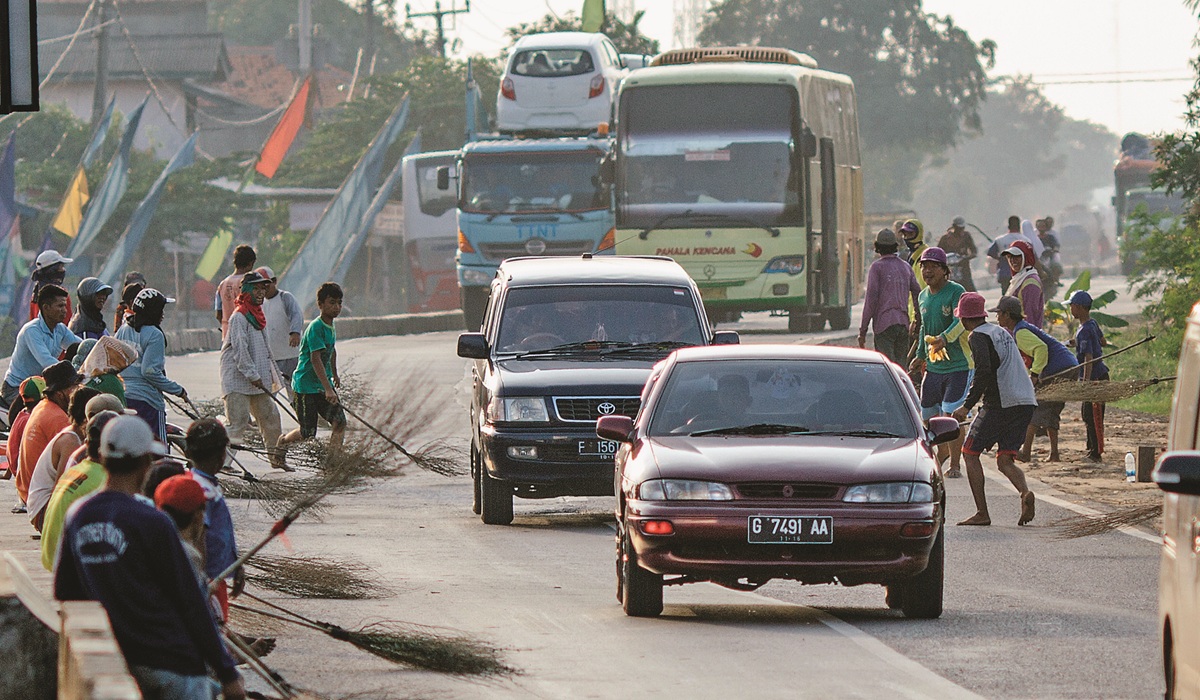 Transport Minister Urges Halt to Coin Sweeping on North Coast Highway During 2026 Mudik Season; West Java Governor Pledges Compensation
