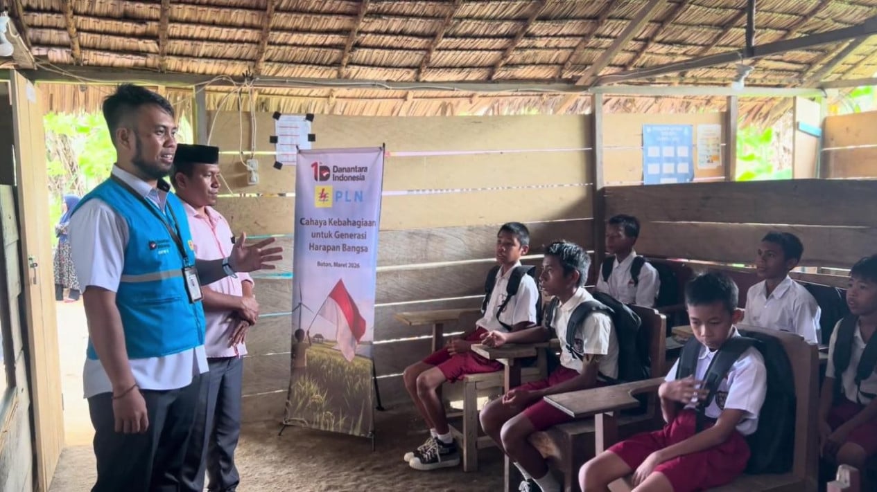 Danantara and PLN Distribute 5,000 School Supply Packages to Students in West Kalimantan, South-East Sulawesi, and South Papua