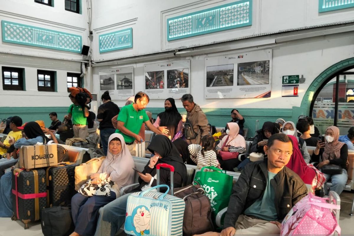 Seven days before Eid al-Fitr, passengers begin to crowd Pasar Senen Station