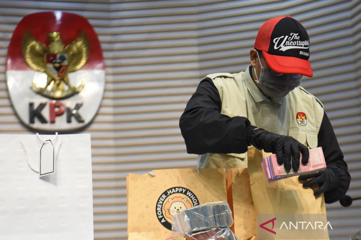 KPK seizes Rp610 million in cash from Cilacap regent accused of extorting local government units for holiday allowances