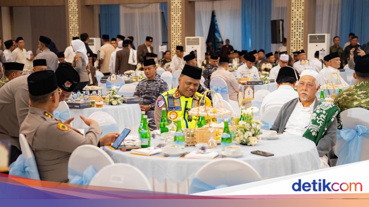 Head of Traffic Police Accompanies National Police Chief's Ramadan Safari in East Java, Urges Orderly Homecoming