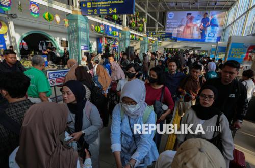 Mudik Season Underway as Hundreds of Thousands Take to the Roads