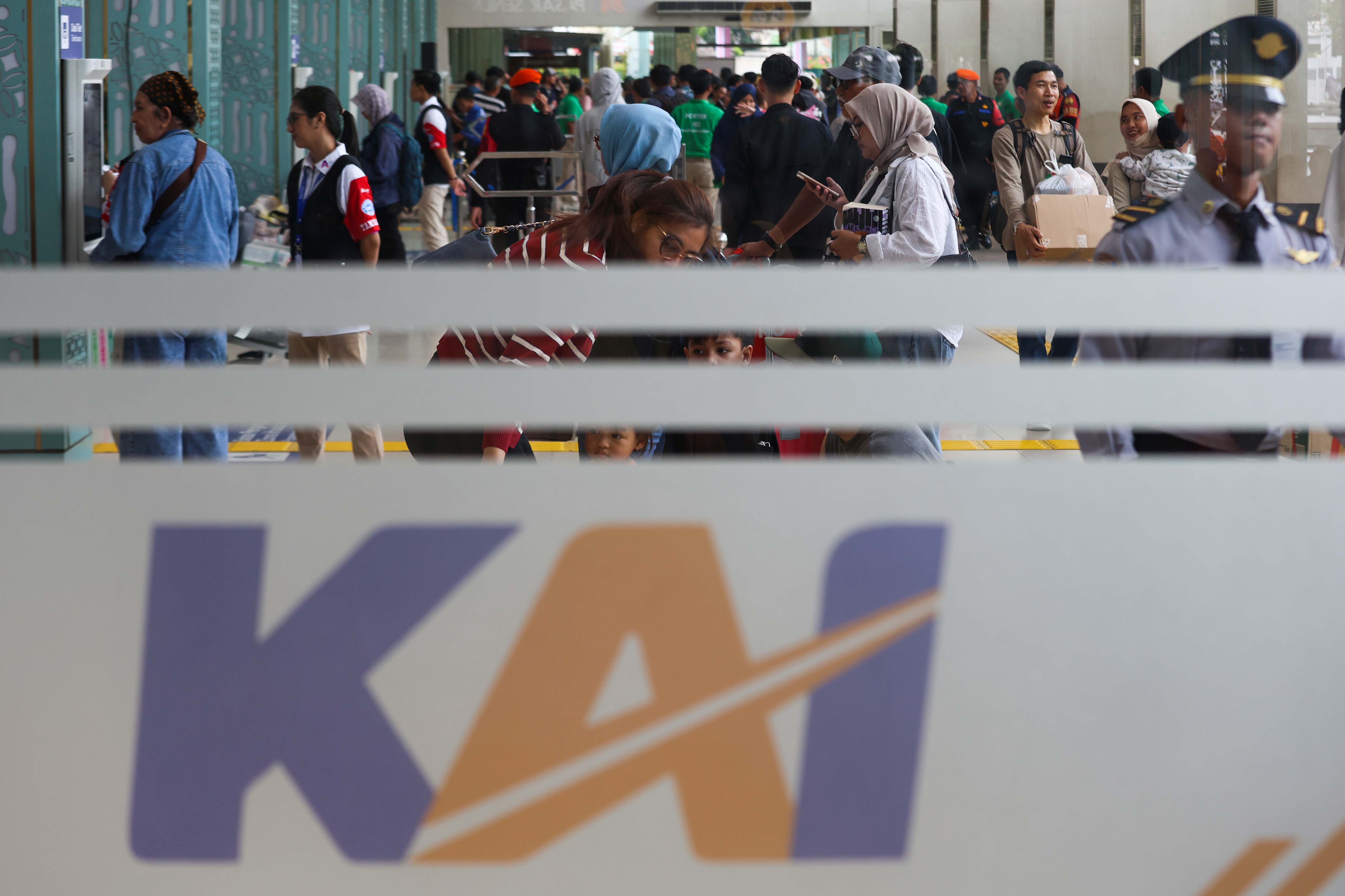 Current Scene at Pasar Senen Station Saturday Evening: Exodus of Homeward-Bound Travellers Begins to Surge