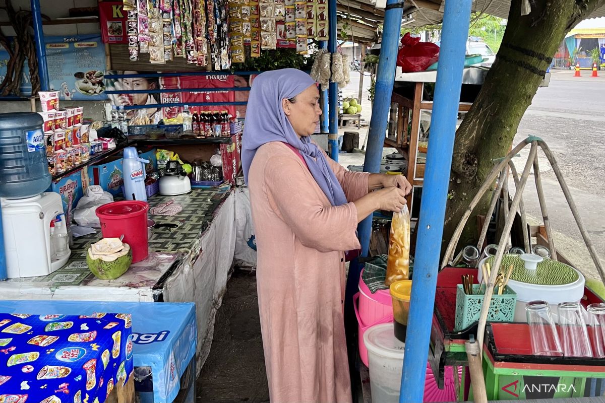 Traders at Rajamandala Bridge in Bandung Ready to Serve Homecoming Travellers