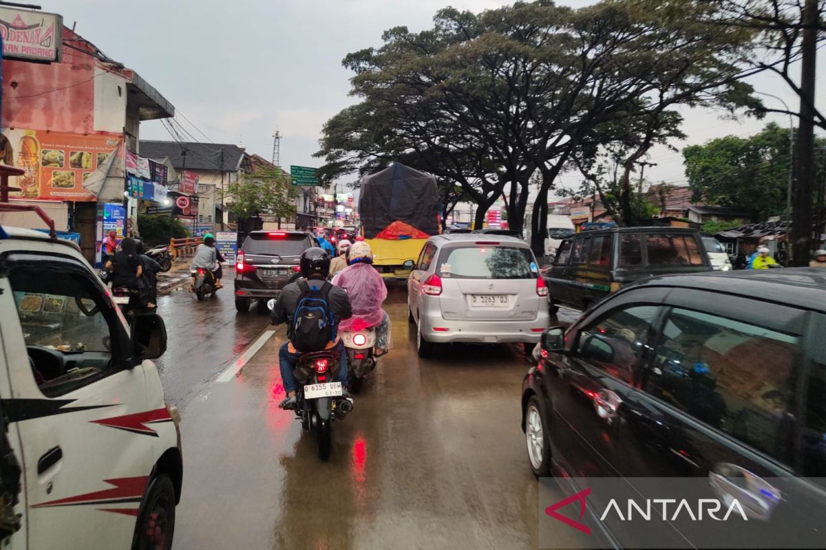 Police urge travellers to exercise caution through Nagreg amid extreme weather