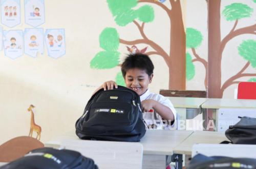 Danantara Indonesia and PLN Distribute 5,000 School Supply Packages to Three Provinces