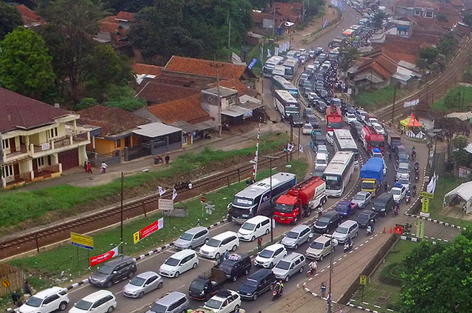 Homebound Travellers Urged to Exercise Caution on Nagreg Route Due to Extreme Weather