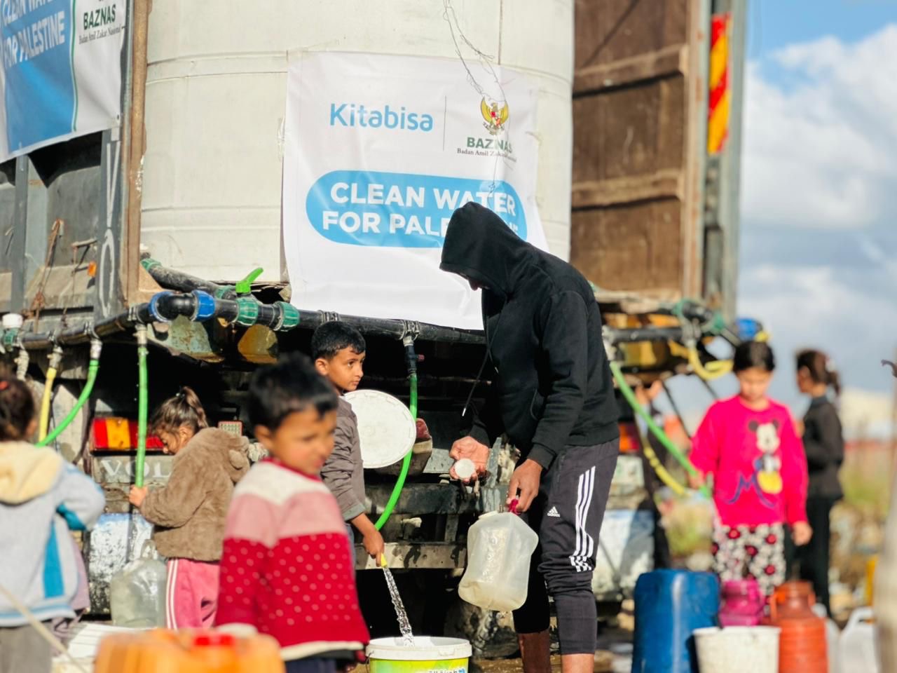 Baznas Distributes 200,000 Litres of Clean Water in Palestine
