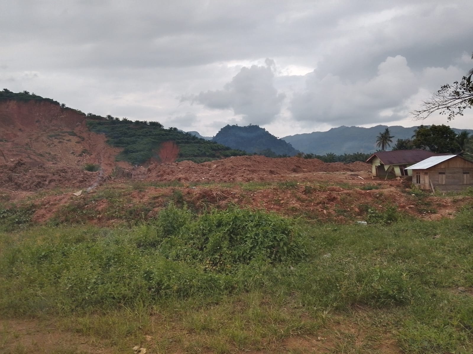 Landslide Debris Remains Uncleared, Durian Village Residents Demand PTPN IV Accountability