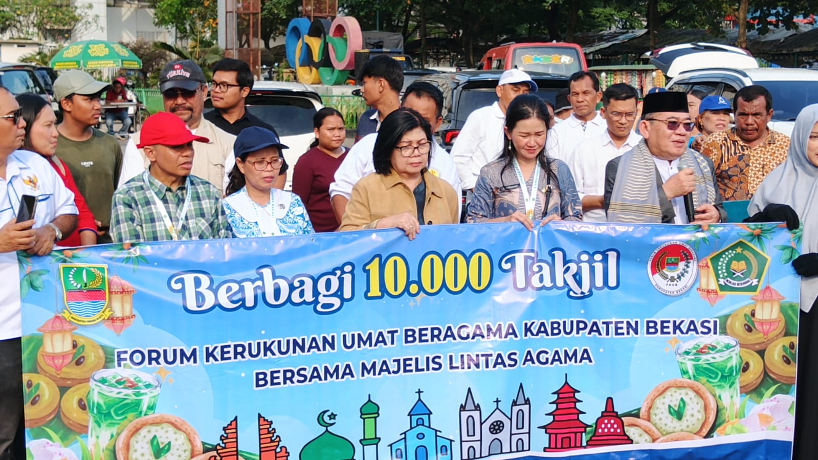FKUB of Bekasi Regency Distributes 10,000 Iftar Packages at Wibawamukti Stadium Area