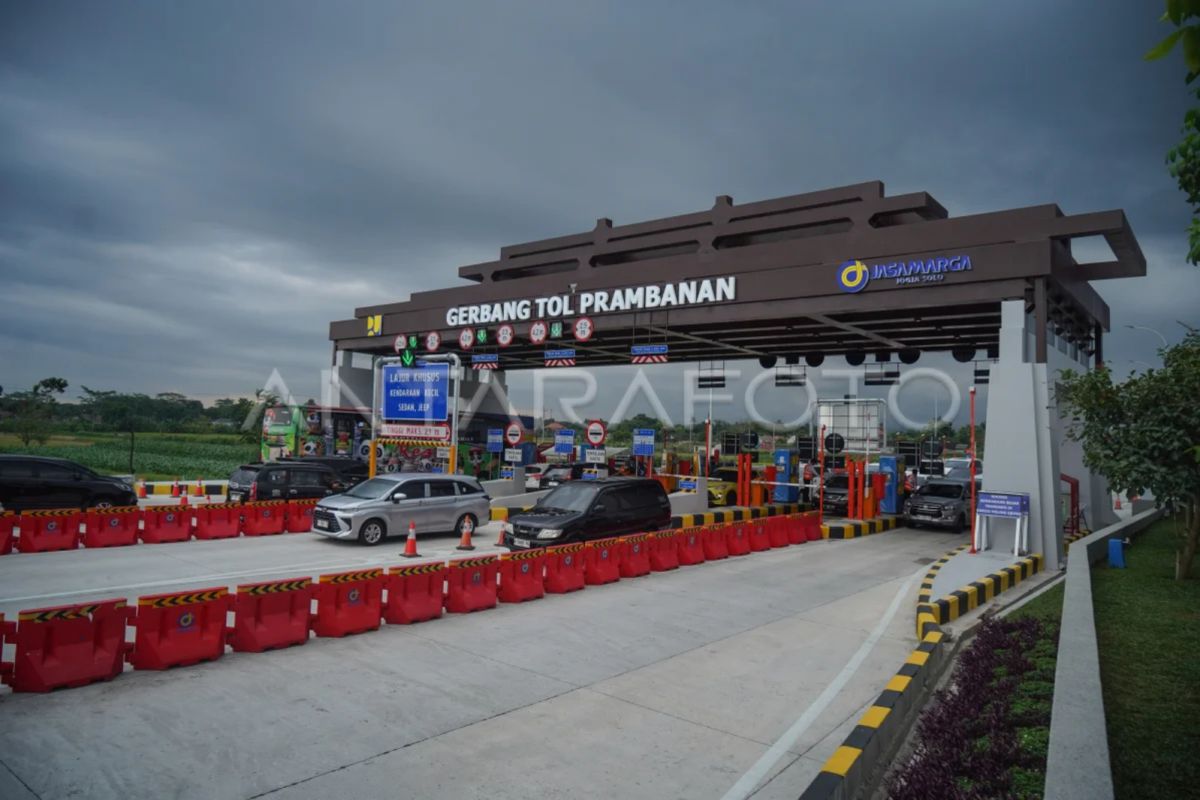Yogyakarta reports increased vehicle traffic through Prambanan toll gate