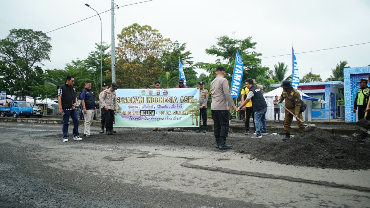 Hundreds of South Sumatera Police Personnel Jointly Clean and Repair Roads for Safe, Comfortable Mudik Travel