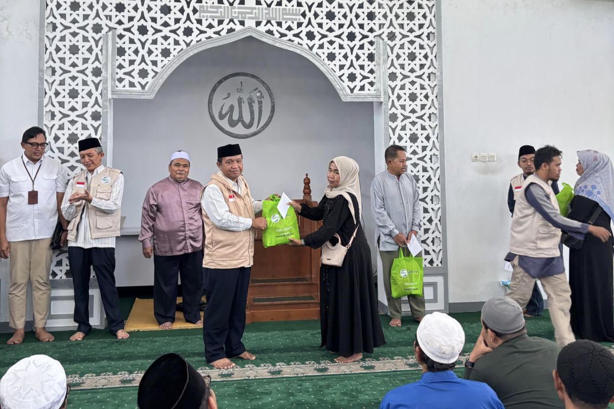 PT IPC TPK and LAZISKU Distribute Zakat to North Jakarta Community