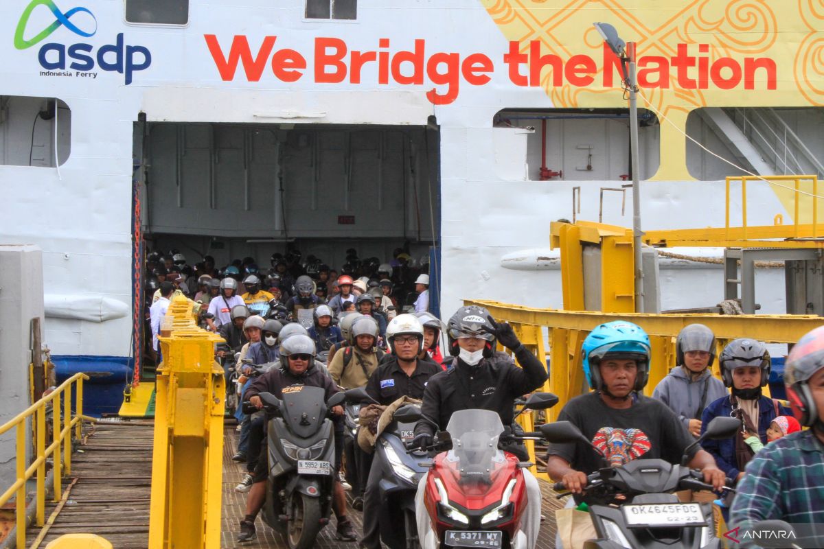 ASDP Operates 35 Ferries to Ease Congestion of Mudik Travellers at Gilimanuk Port