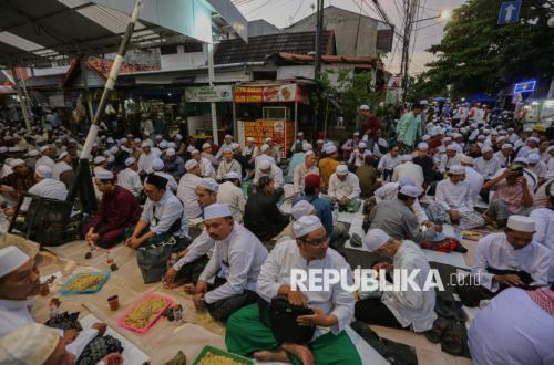 Ramadhan Tradition in Kwitang: Thousands of Worshippers Attend Mass Breaking of Fast at Al-Awwabin Mosque