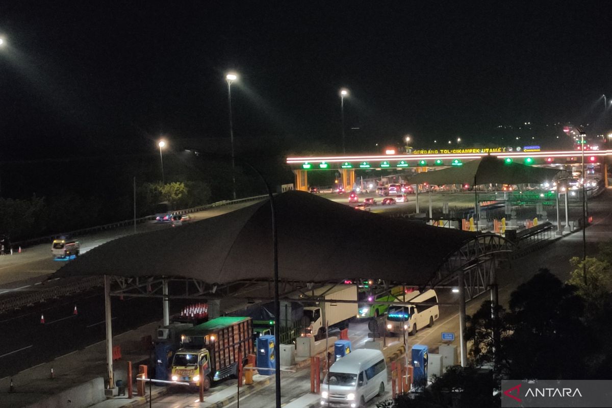 Cikampek North Tollgate Opens 19 Booths to Anticipate Surge in Vehicles