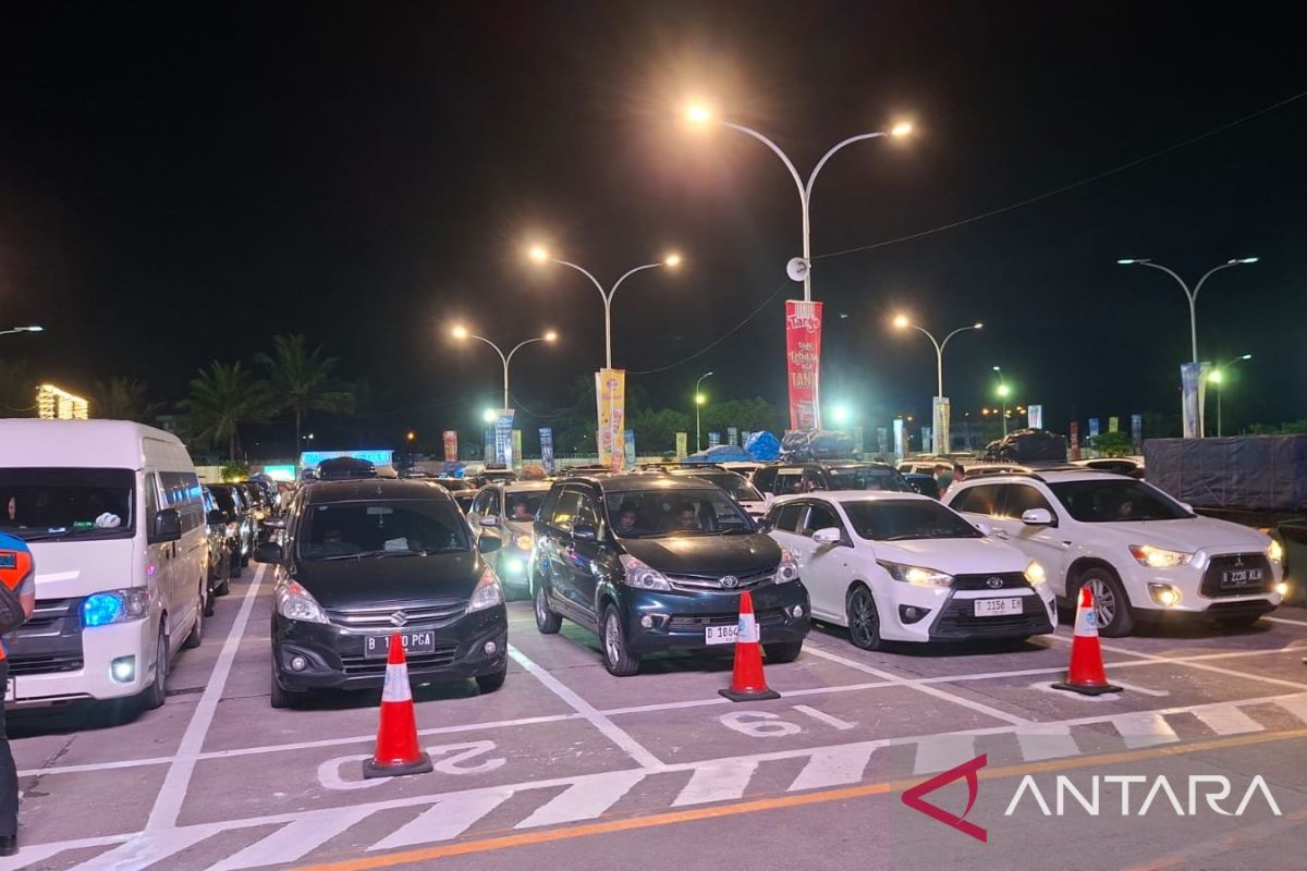 Homeward-bound vehicles begin to clog Merak Port during early Sunday morning