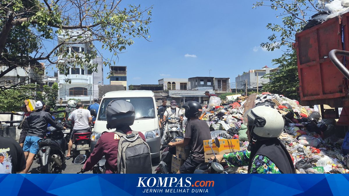 One-Metre Pile of Rubbish Covers Road in Krukut, West Jakarta, Causing Congestion and Foul Odours