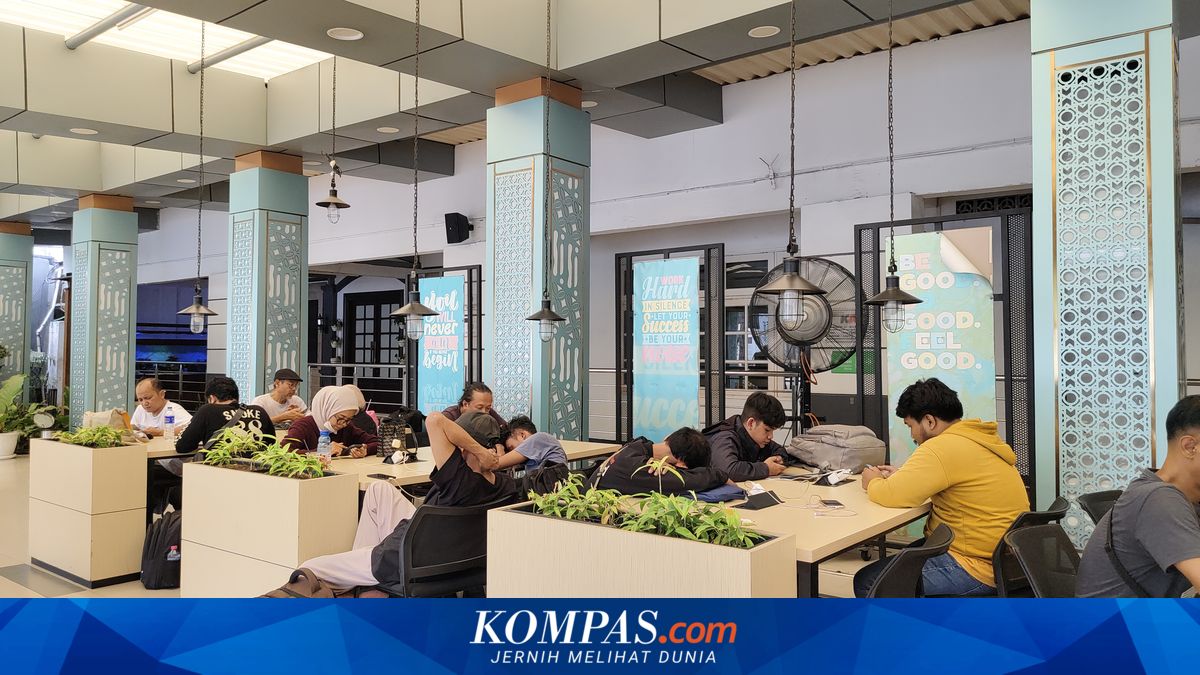 Location of Waiting Areas at Pasar Senen Station, Including Charging Socket Spots