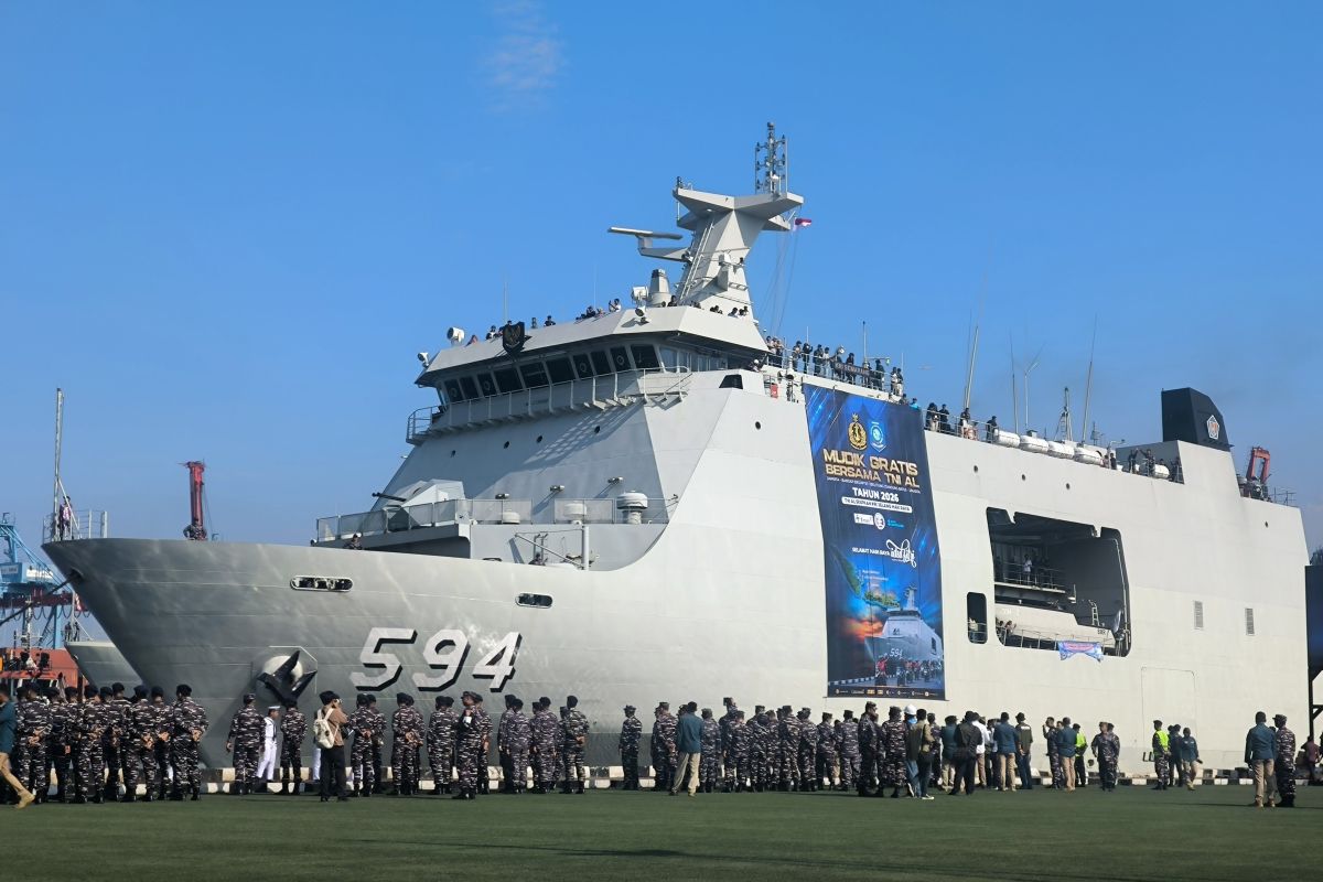 Indonesian Navy deploys warship to assist Eid homecoming travellers