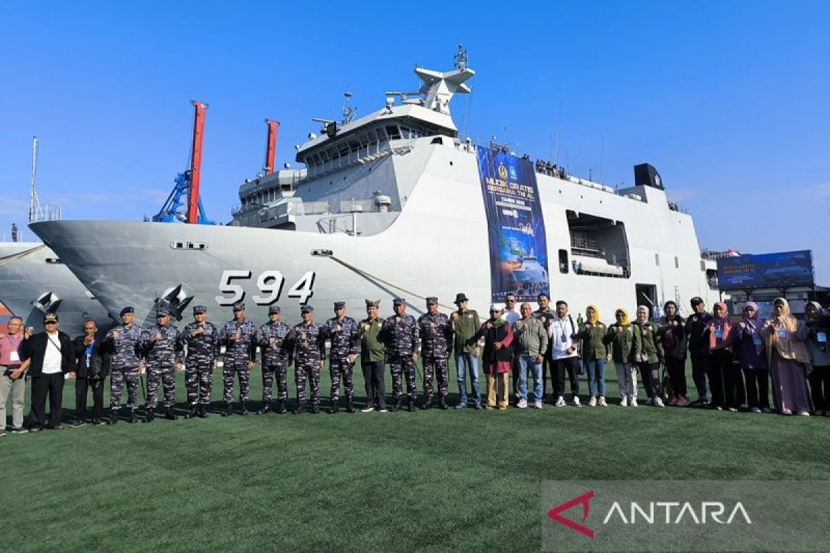 Indonesian Navy Deploys 1,200 Homebound Passengers to Bangka Belitung using KRI Semarang