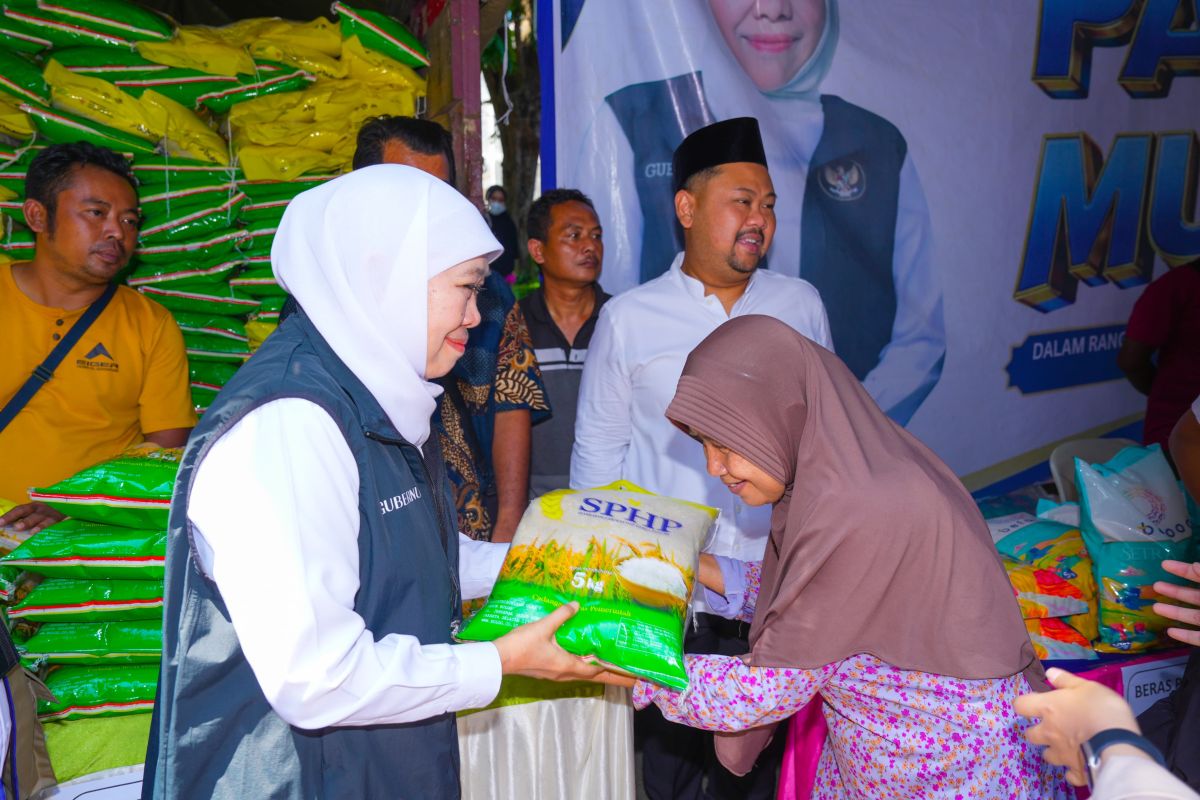 Khofifah assures secure and affordable food staple supply in Gresik