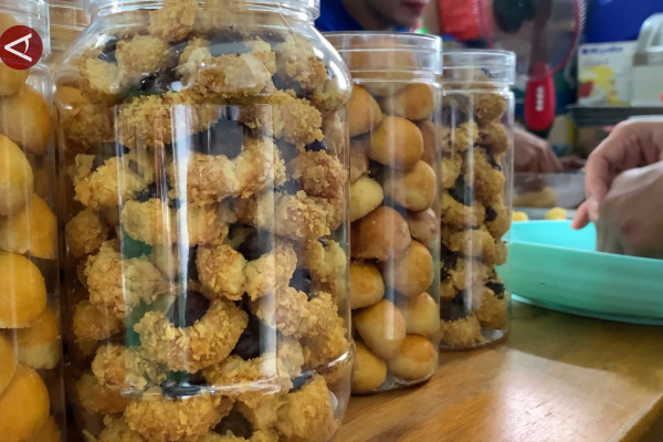 Female prison inmates in Palu produce biscuits for Eid celebrations