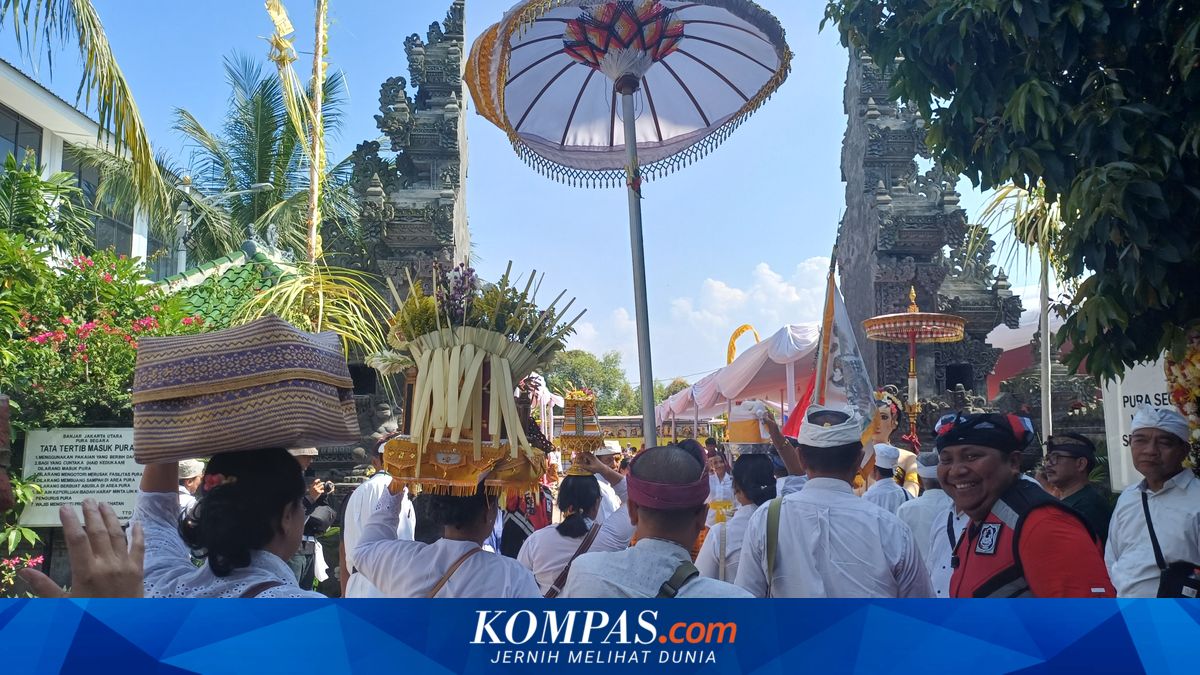 Hindu Communities from Greater Jakarta Gather at Cilincing Coastal Temple for Melasti Purification Ceremony