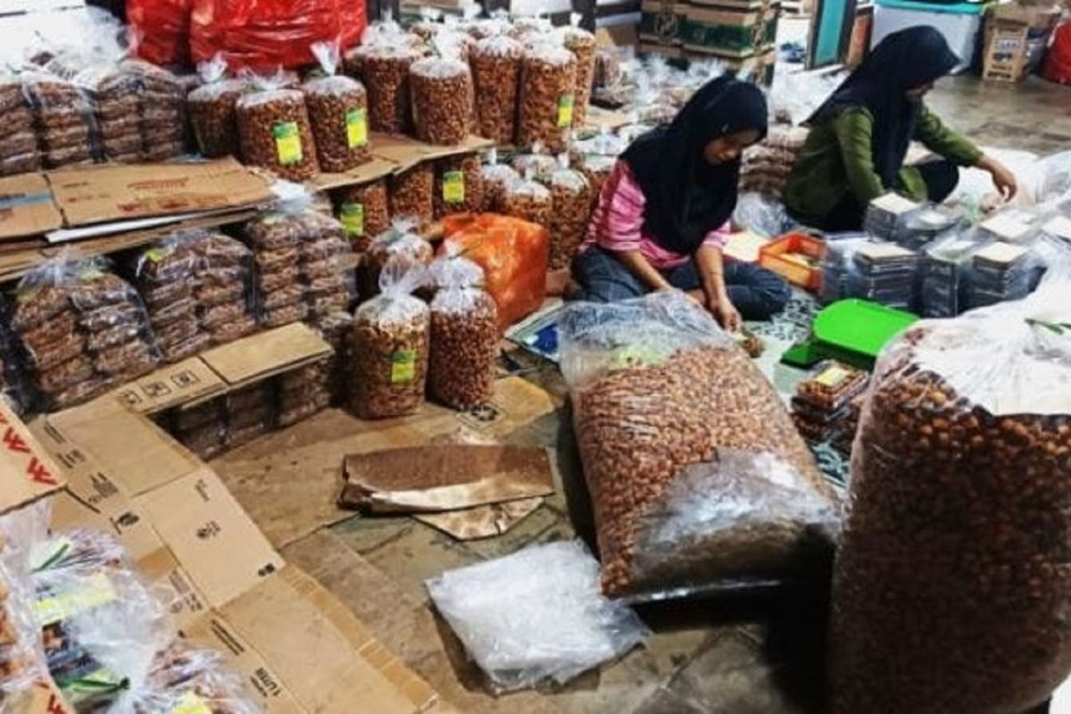 Sales of sesame banana rolls, Magetan snacks, surge ahead of Eid festivities