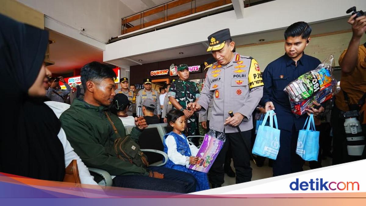National Police Chief Monitors Eid Holiday Travel at Surabaya Gubeng Station: Greets Passengers and Distributes Gifts