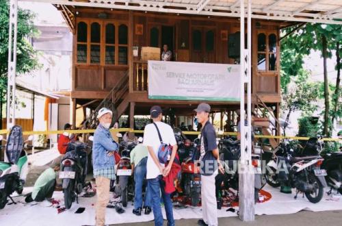 Dompet Dhuafa Provides Free Motorcycle Service for Dozens of Journalists