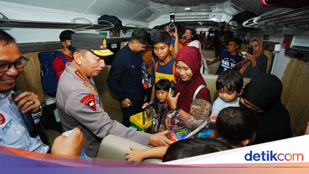 Chief of Police Inspects Mudik Traffic, Reports 11% Increase in Passengers at Gubeng Station