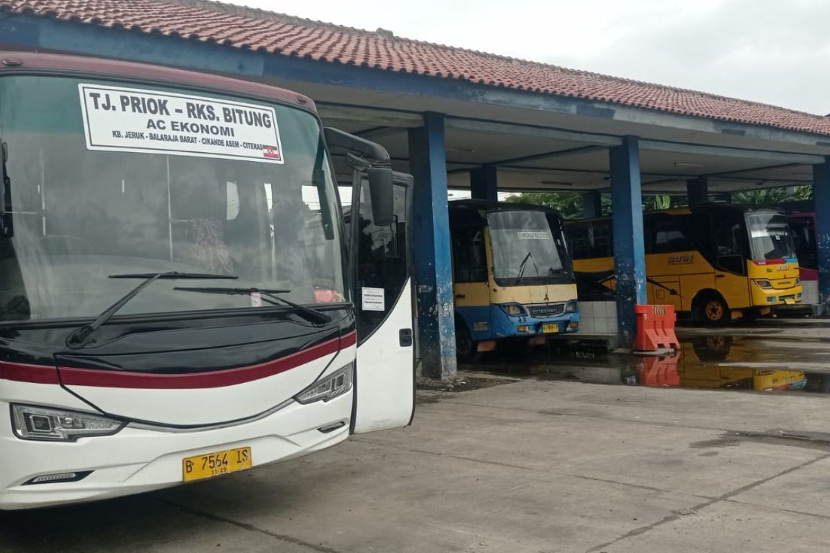 Peak Exodus Traffic at Mandala Bus Terminal in Lebak on H-3 Eid