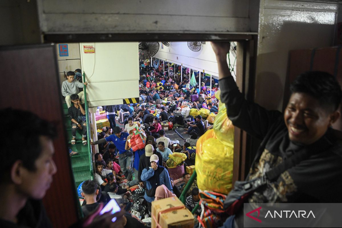 Sea vessel passenger surge at Samarinda port