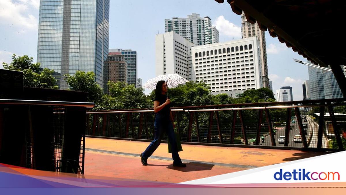 Jakarta Provincial Government Urges Residents to Wear Hats and Umbrellas Against Extreme Heat
