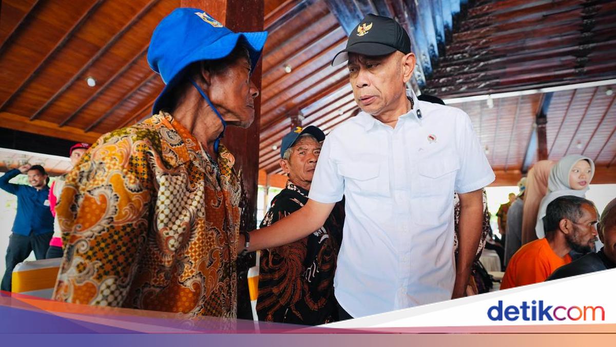 Deputy Social Minister Distributes Compensation to Heirs and Landslide Victims in Banjarnegara