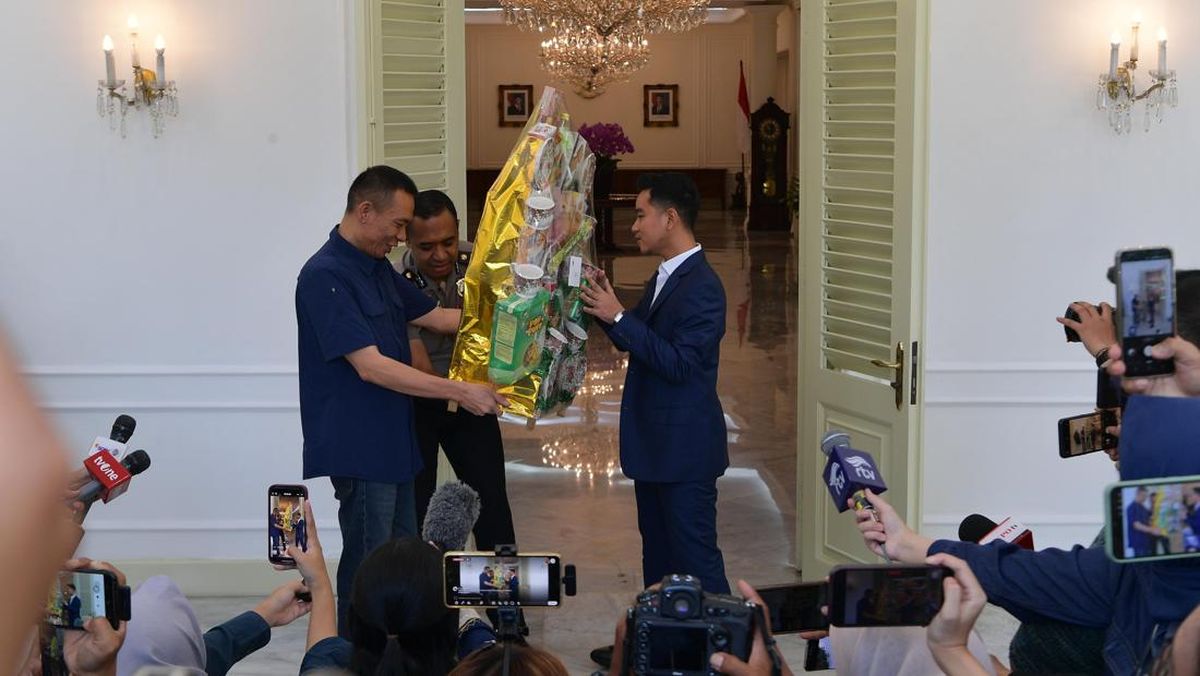 Receives Hamper from Gibran, Rismon Still Required to Report to Police During Lebaran